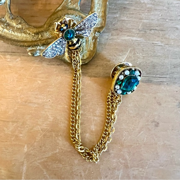 New! Bee 🐝 Brooch With Chain Emerald Green Hat Pin - Picture 2 of 5